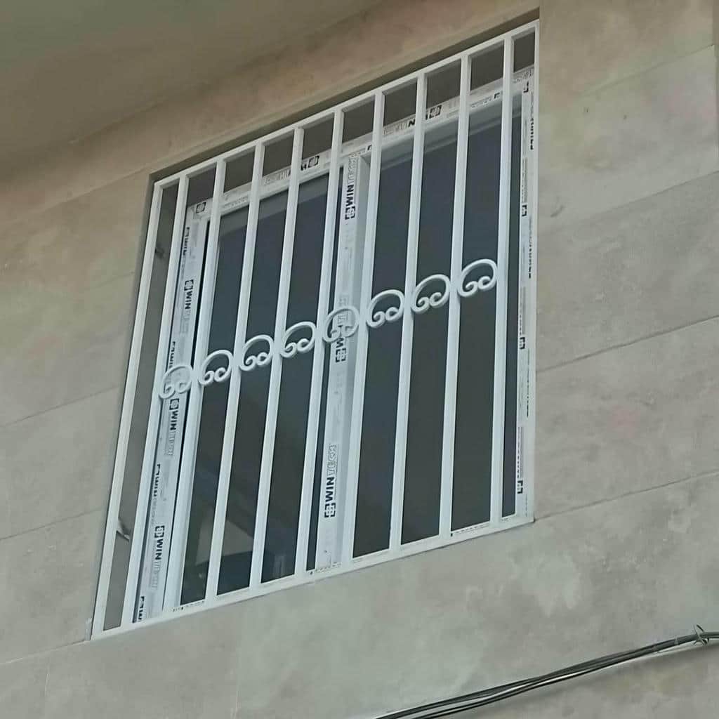 محافظ پنجره کلاسیک با جزئیات فلزی