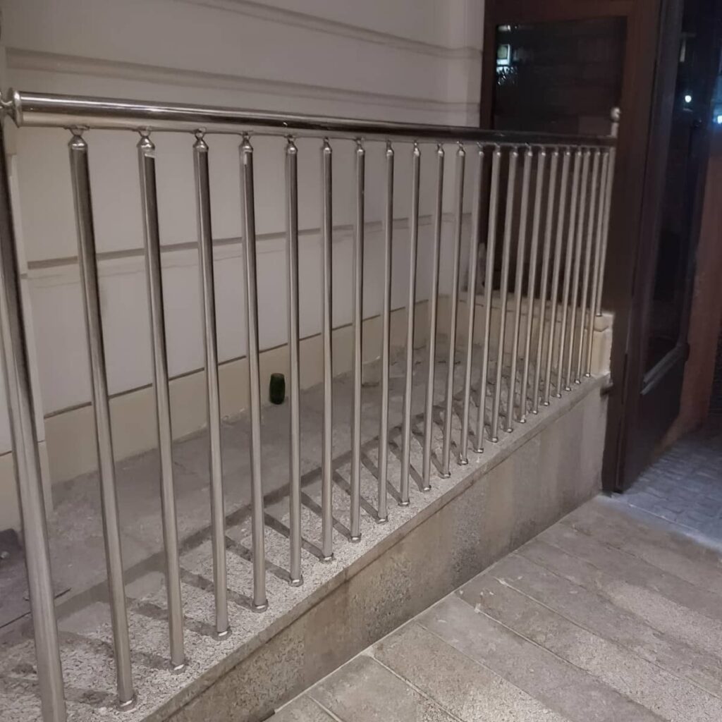 نرده بالکن با مدل سفارشی