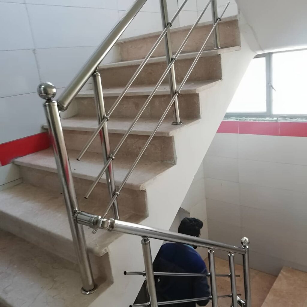 نرده پله استیل با جزئیات براق
