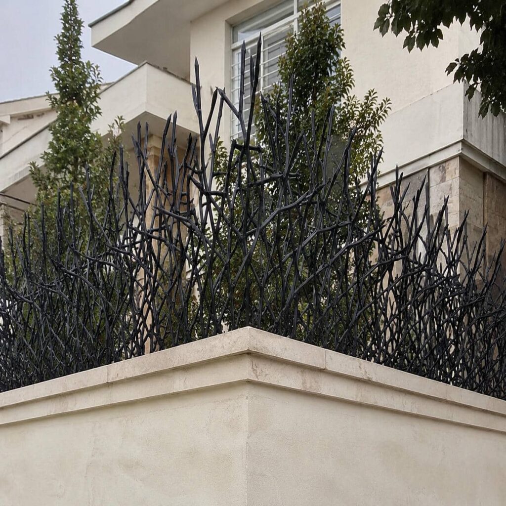 نمای حفاظ سرنیزه ای در فضای بیرونی بندرعباس
