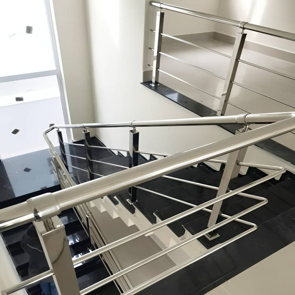 هندریل راه پله استیل در ساختمان مسکونی