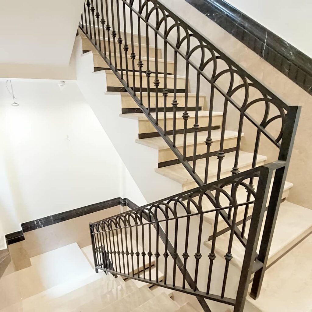 هندریل راه پله ساری در فضای داخلی هندریل راه پله ساری در فضای داخلی
