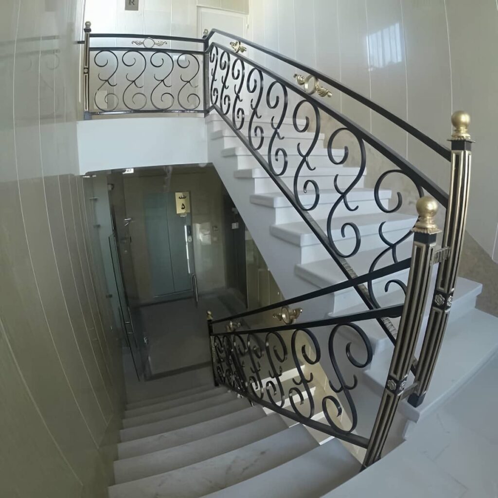 هندریل راه پله چوبی با جزئیات ظاهری خاص