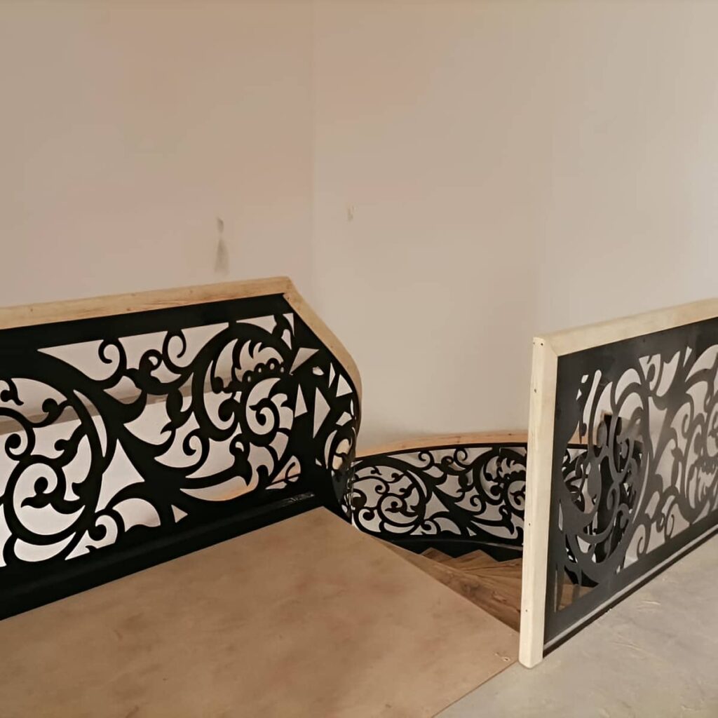 هندریل فلزی ساختمان با فرم منحنی