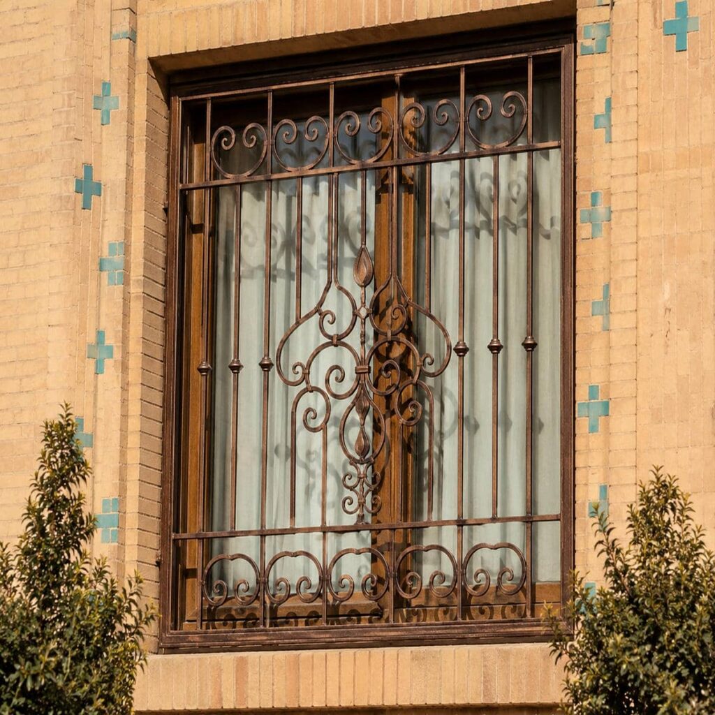 گارد پنجره سفارشی با فرم کلاسیک گارد پنجره سفارشی با فرم کلاسیک