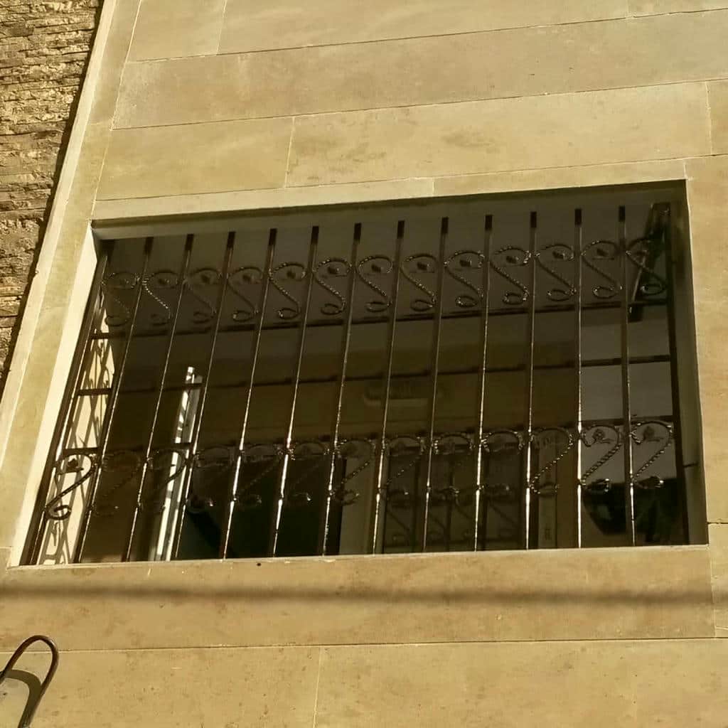 گارد پنجره فلزی با پوشش رنگی