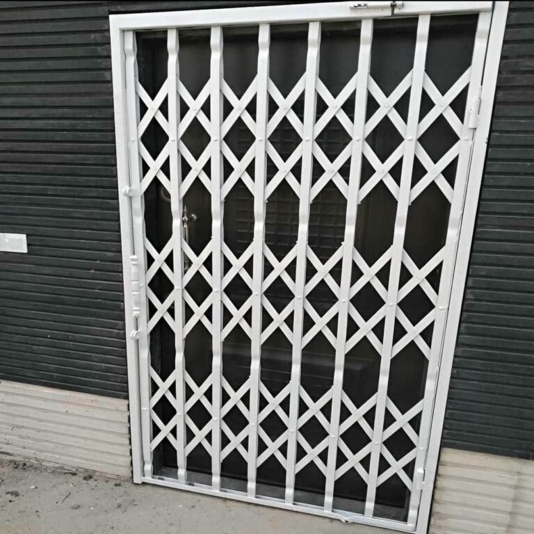 درب آکاردئونی فلزی استان یزد با طراحی ورودی ساختمان