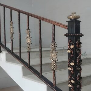 نرده راه پله در استان یزد با طراحی ساده داخلی